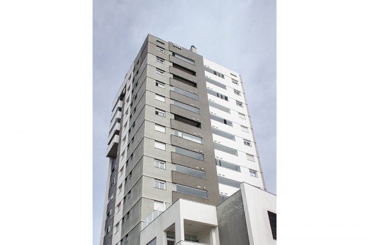 Obra de um prédio com esquadria em alumínio